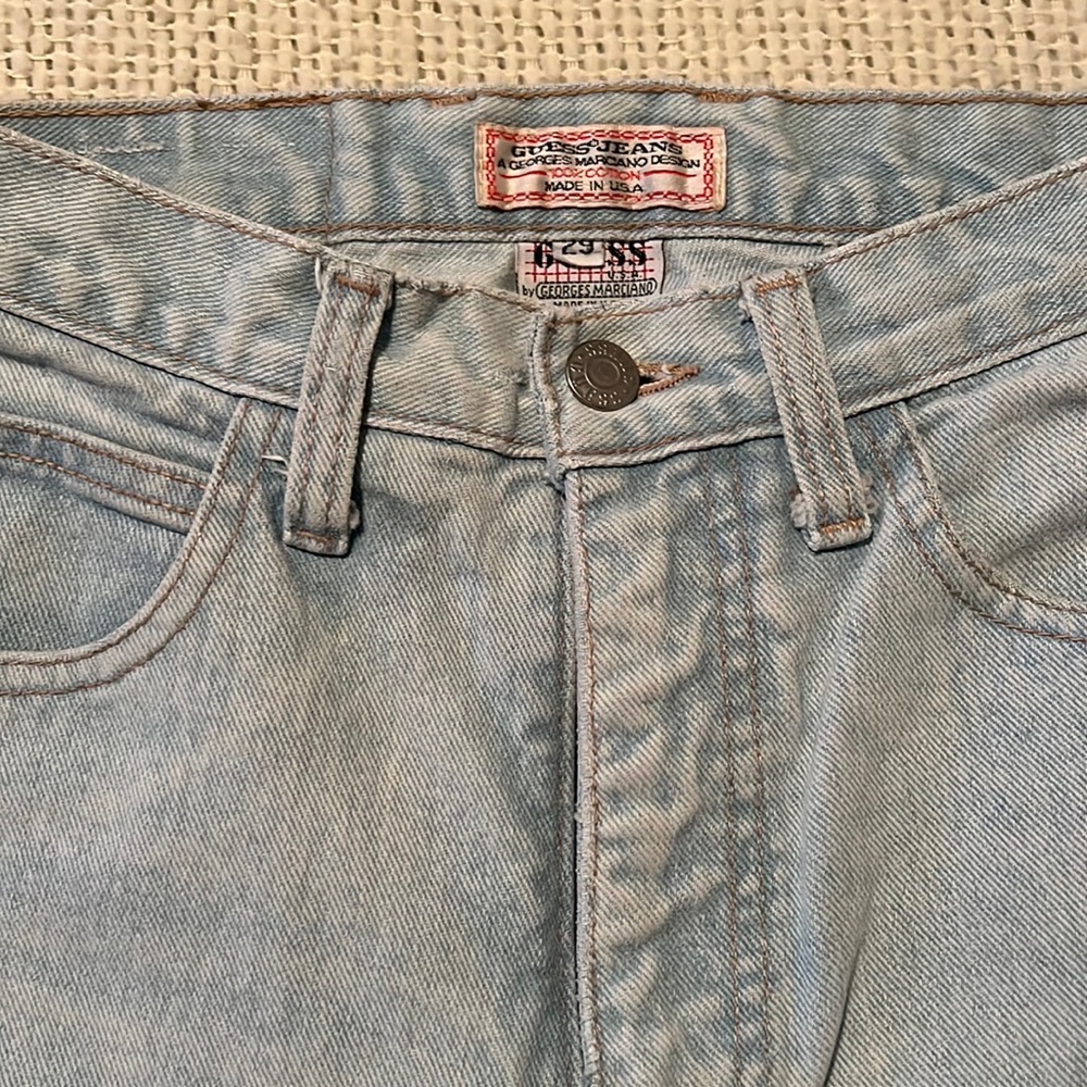 Vintage, high waisted women's guess jeans.